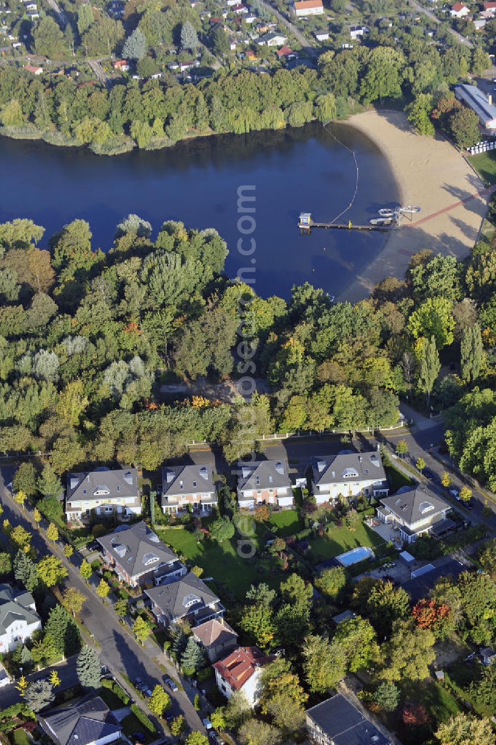 Aerial photograph Berlin - Blick auf das Wohnneubaugebiet Wohnpark am Orankesee an der Oberseestraße am Orankesee im Stadtteil Weißensee. Der Neubau ist ein Projekt der firma city Bauten mbH. View of the residential development area residential park on Orankesee at the upper lake road at Orankesee in the district Weissensee.