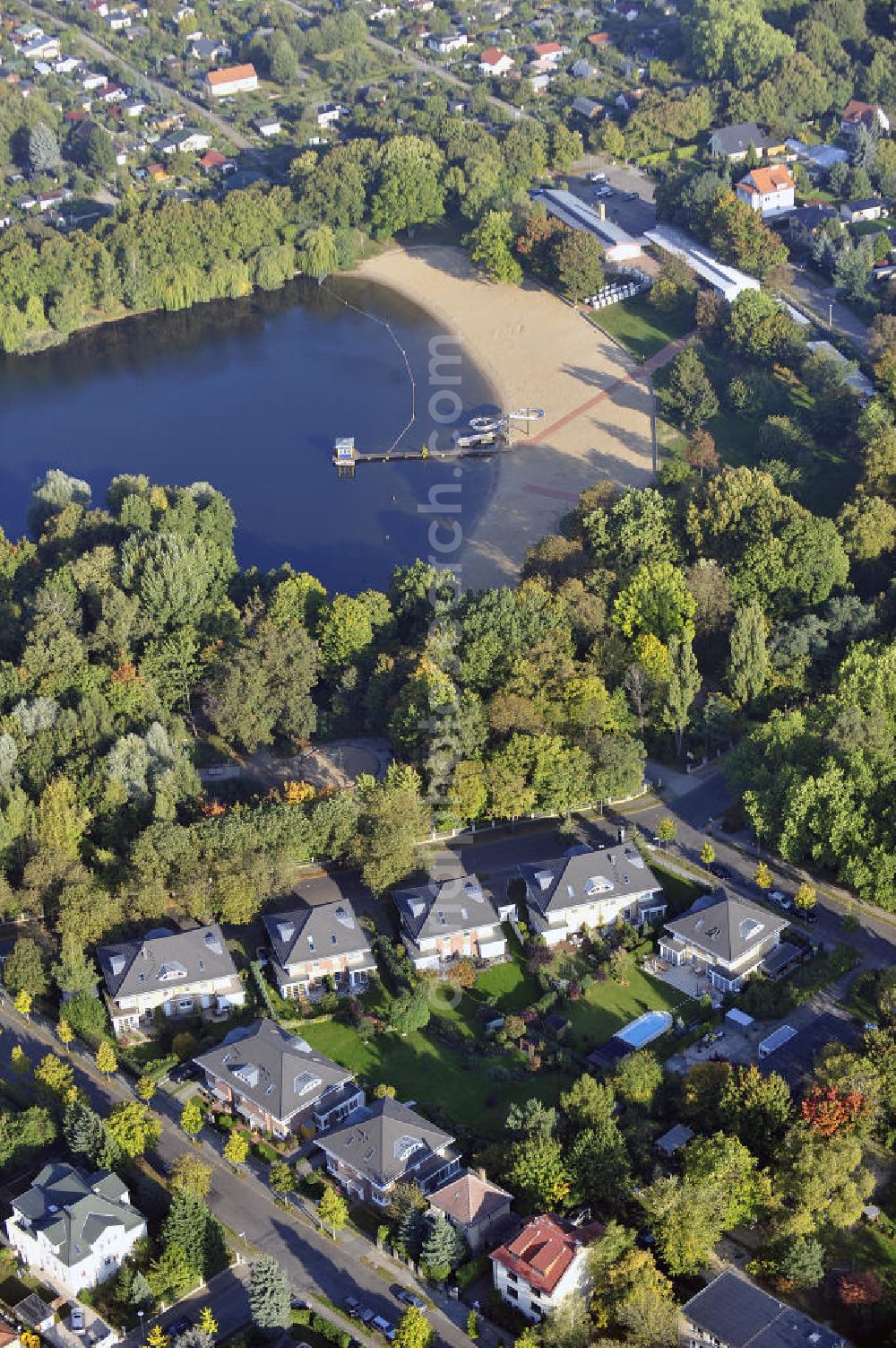 Berlin from above - Blick auf das Wohnneubaugebiet Wohnpark am Orankesee an der Oberseestraße am Orankesee im Stadtteil Weißensee. Der Neubau ist ein Projekt der firma city Bauten mbH. View of the residential development area residential park on Orankesee at the upper lake road at Orankesee in the district Weissensee.