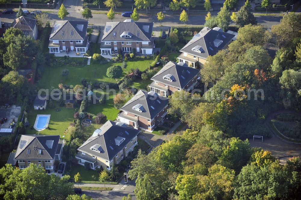 Aerial image Berlin - Blick auf das Wohnneubaugebiet Wohnpark am Orankesee an der Oberseestraße am Orankesee im Stadtteil Weißensee. Der Neubau ist ein Projekt der firma city Bauten mbH. View of the residential development area residential park on Orankesee at the upper lake road at Orankesee in the district Weissensee.