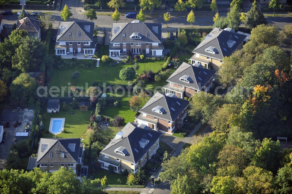 Aerial photograph Berlin - Blick auf das Wohnneubaugebiet Wohnpark am Orankesee an der Oberseestraße am Orankesee im Stadtteil Weißensee. Der Neubau ist ein Projekt der firma city Bauten mbH. View of the residential development area residential park on Orankesee at the upper lake road at Orankesee in the district Weissensee.