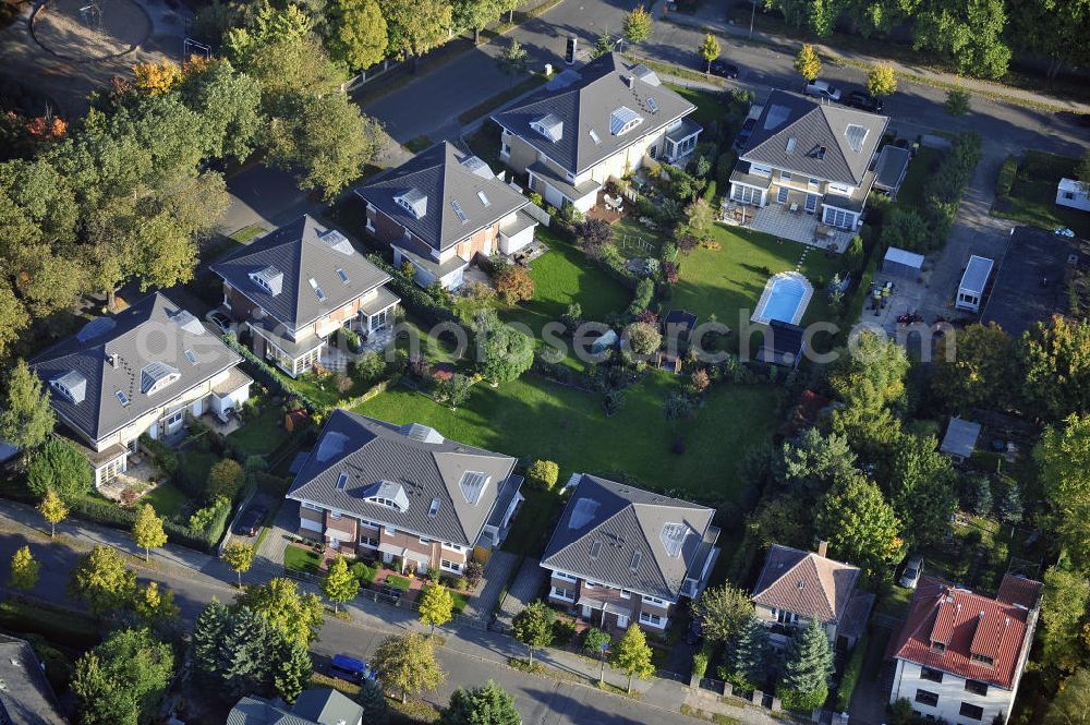 Aerial image Berlin - Blick auf das Wohnneubaugebiet Wohnpark am Orankesee an der Oberseestraße am Orankesee im Stadtteil Weißensee. Der Neubau ist ein Projekt der firma city Bauten mbH. View of the residential development area residential park on Orankesee at the upper lake road at Orankesee in the district Weissensee.