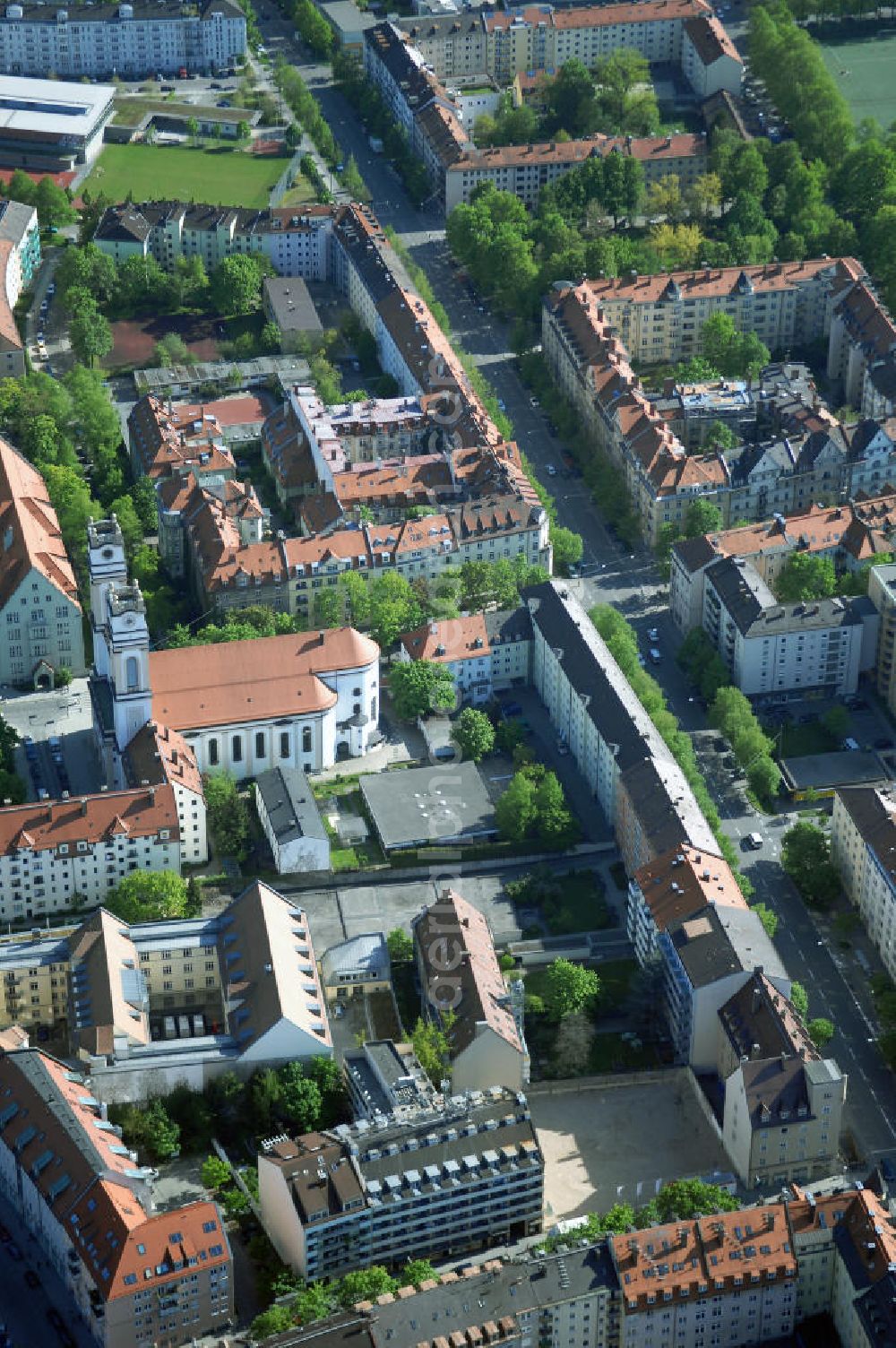 München from the bird's eye view: Baustelle des Wohnneubaugebietes an der Implerstrasse / Thalkirchnerstrasse in München - Sendling. Ein Projekt der Concept Bau - Premier GmbH.