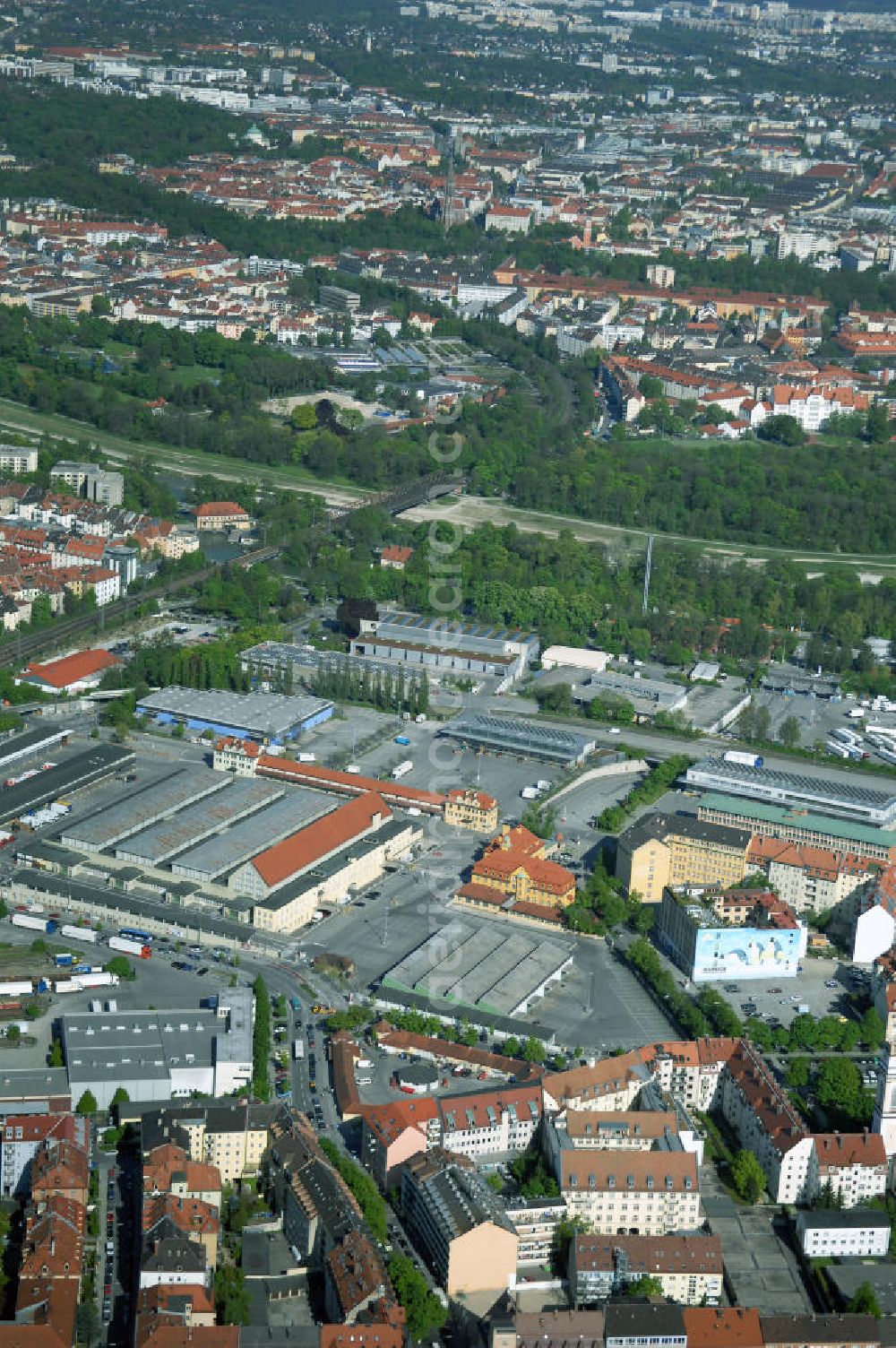 München from the bird's eye view: Baustelle des Wohnneubaugebietes an der Implerstrasse / Thalkirchnerstrasse in München - Sendling. Ein Projekt der Concept Bau - Premier GmbH.