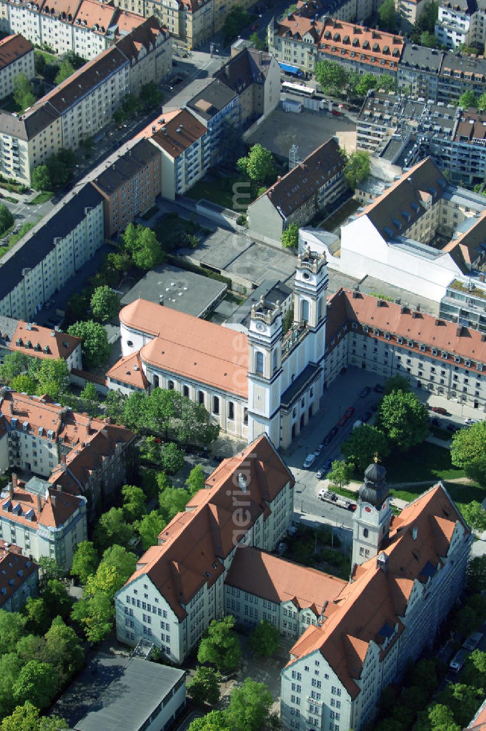 München from the bird's eye view: Baustelle des Wohnneubaugebietes an der Implerstrasse / Thalkirchnerstrasse in München - Sendling. Ein Projekt der Concept Bau - Premier GmbH.