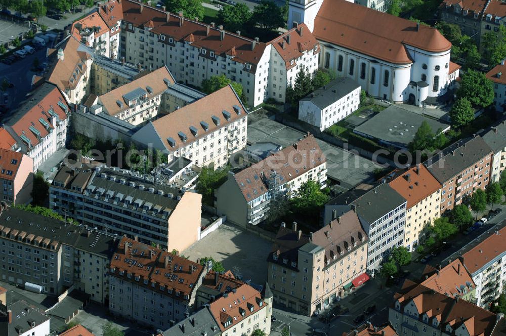 München from the bird's eye view: Baustelle des Wohnneubaugebietes an der Implerstrasse / Thalkirchnerstrasse in München - Sendling. Ein Projekt der Concept Bau - Premier GmbH.