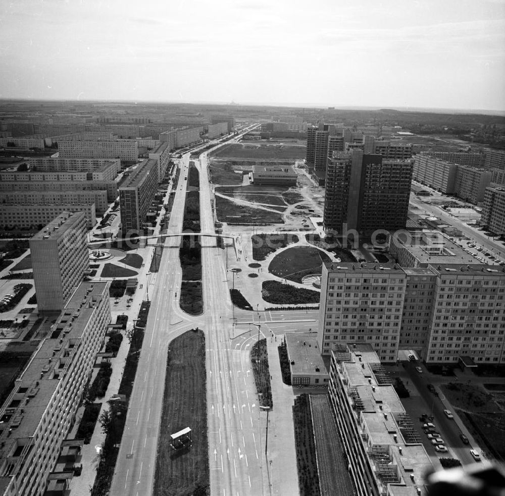 Halle / Neustadt from above - Stadtansicht vom Bereich des Wohnneubaugebietes Zentrum Neustadt an der Magistrale in Halle. Neubaublöcke und Wohnhäuser am Ernst-Barlach-Ring und an der Azaleenstraße. Townscape from the district Halle-Neustadt