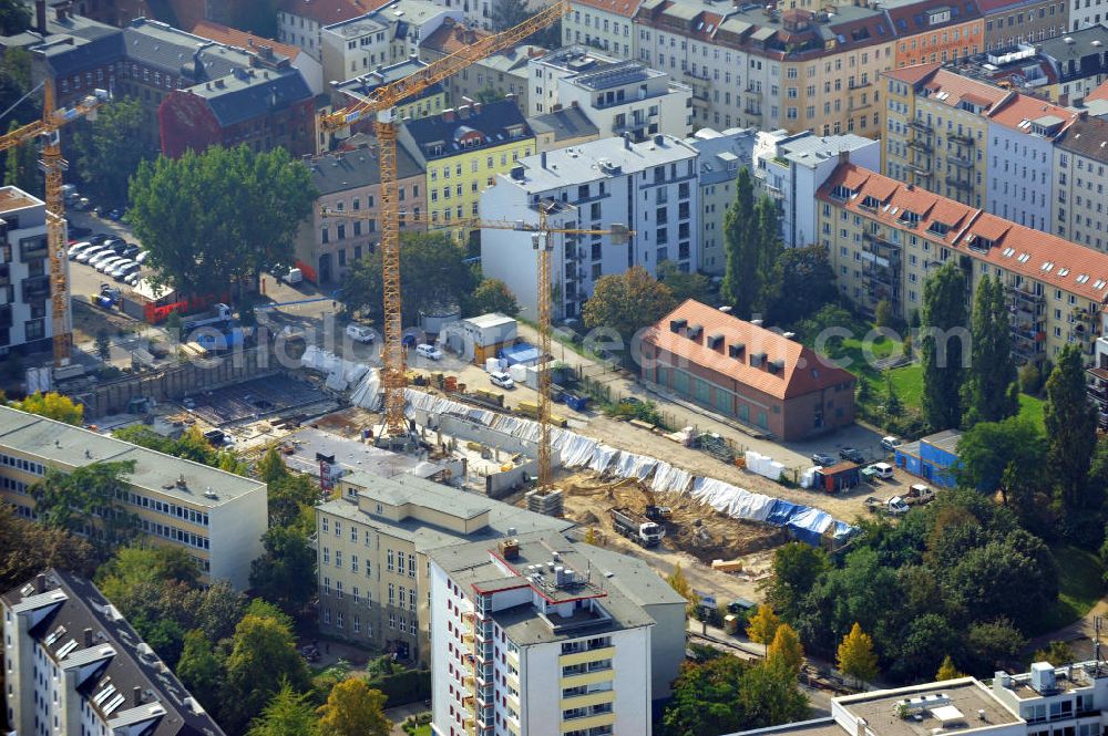 Berlin Mitte from above - Baustelle für das Wohnneubauobjekt Residence Garden an der Gartenstraße in Berlin - Mitte durch die NCC Deutschland GmbH. Hier entstehen Eigentumswohnung mit gehobener Ausstattung im Romantikerviertel von Mitte. Views of the city built the new headquarters Residence Garden in Berlin-Mitte.