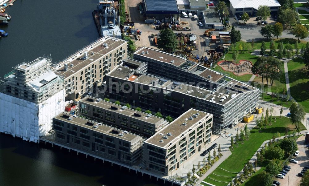 Aerial photograph Hamburg - Residential new construction neighborhood Marina auf der Schlossinsel in Hamburg - Harburg