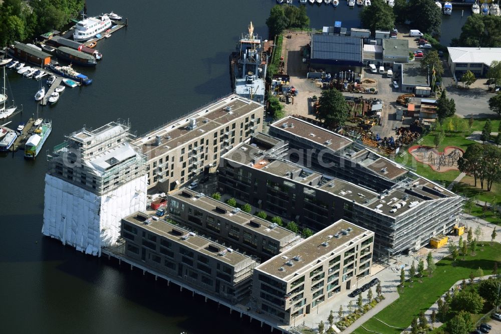 Hamburg from the bird's eye view: Residential new construction neighborhood Marina auf der Schlossinsel in Hamburg - Harburg