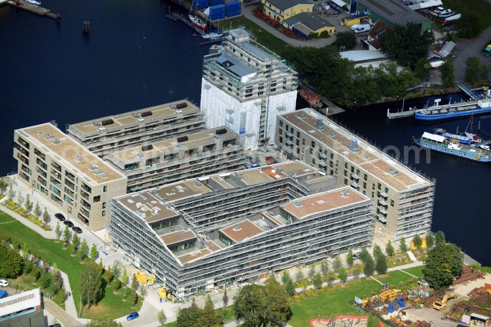 Hamburg from the bird's eye view: Residential new construction neighborhood Marina auf der Schlossinsel in Hamburg - Harburg