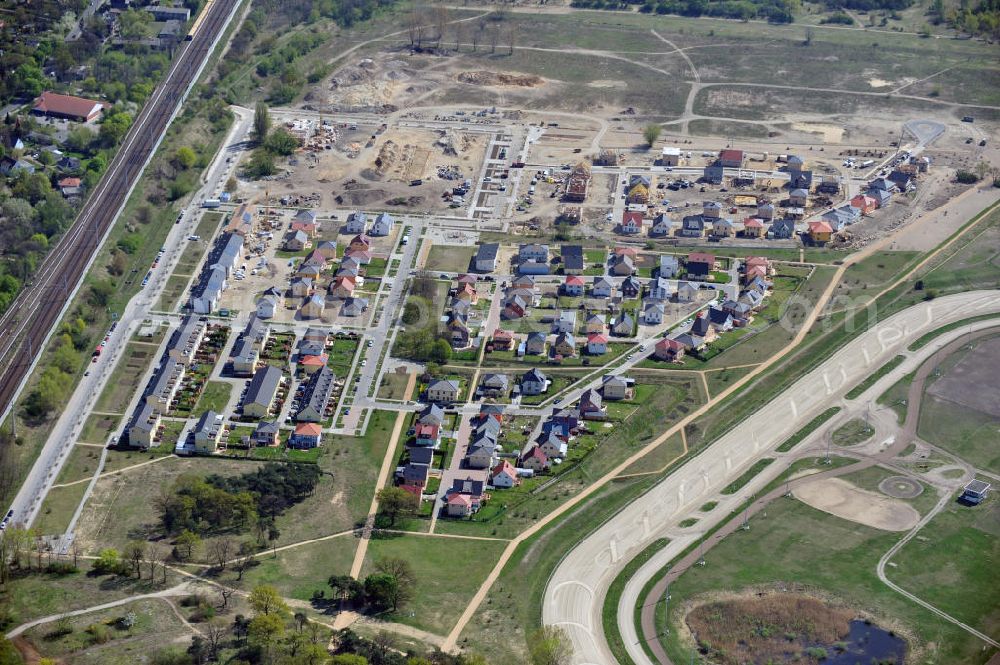 Berlin from the bird's eye view: Wohngebiet / Wohnpark Carlsgarten zwischen dem S-Bahnof und der Trabrennbahn Karlshorst. Housing area Carlsgarten between the rail station and the trotting course Karlshorst.