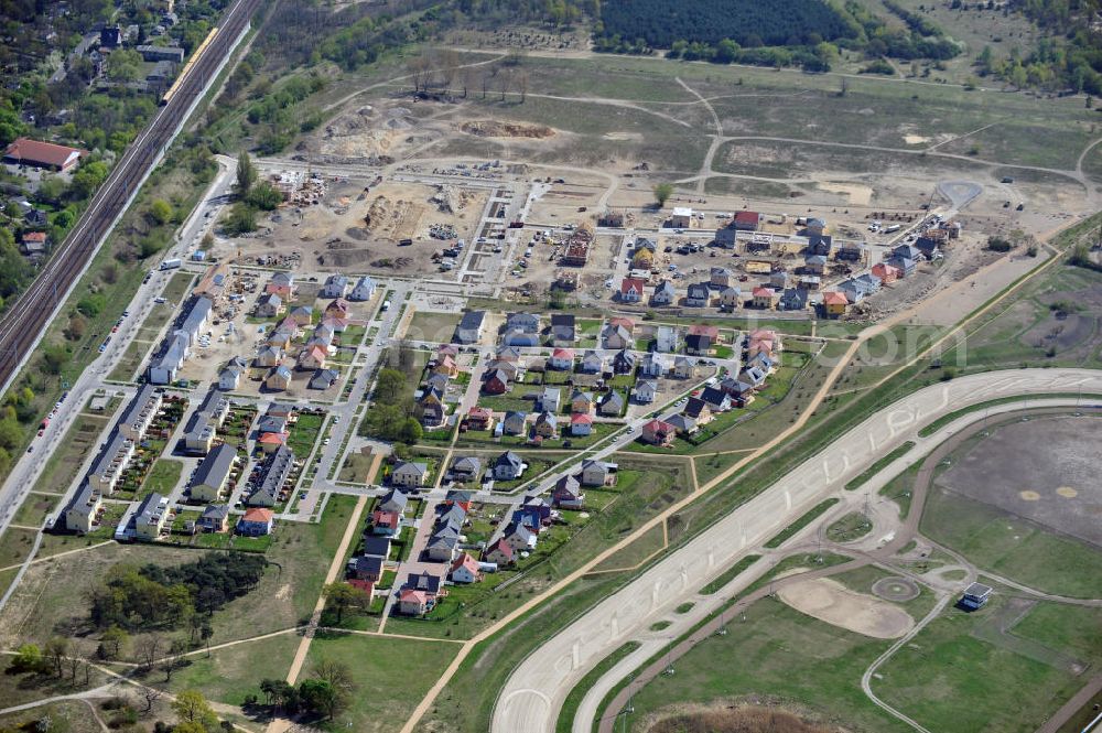 Aerial image Berlin - Wohngebiet / Wohnpark Carlsgarten zwischen dem S-Bahnof und der Trabrennbahn Karlshorst. Housing area Carlsgarten between the rail station and the trotting course Karlshorst.