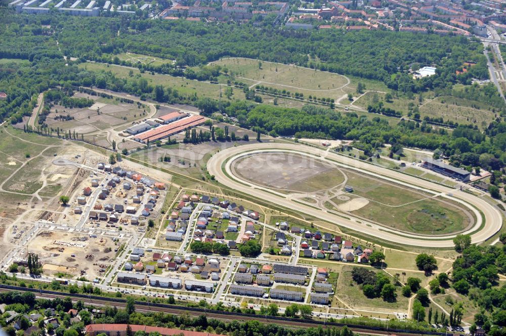 Aerial image Berlin Karlshorst - Wohngebiet / Wohnpark Carlsgarten zwischen dem S-Bahnof und der Trabrennbahn Karlshorst. Housing area Carlsgarten between the rail station and the trotting course Karlshorst.