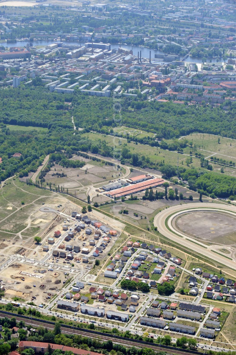 Aerial photograph Berlin Karlshorst - Wohngebiet / Wohnpark Carlsgarten zwischen dem S-Bahnof und der Trabrennbahn Karlshorst. Housing area Carlsgarten between the rail station and the trotting course Karlshorst.