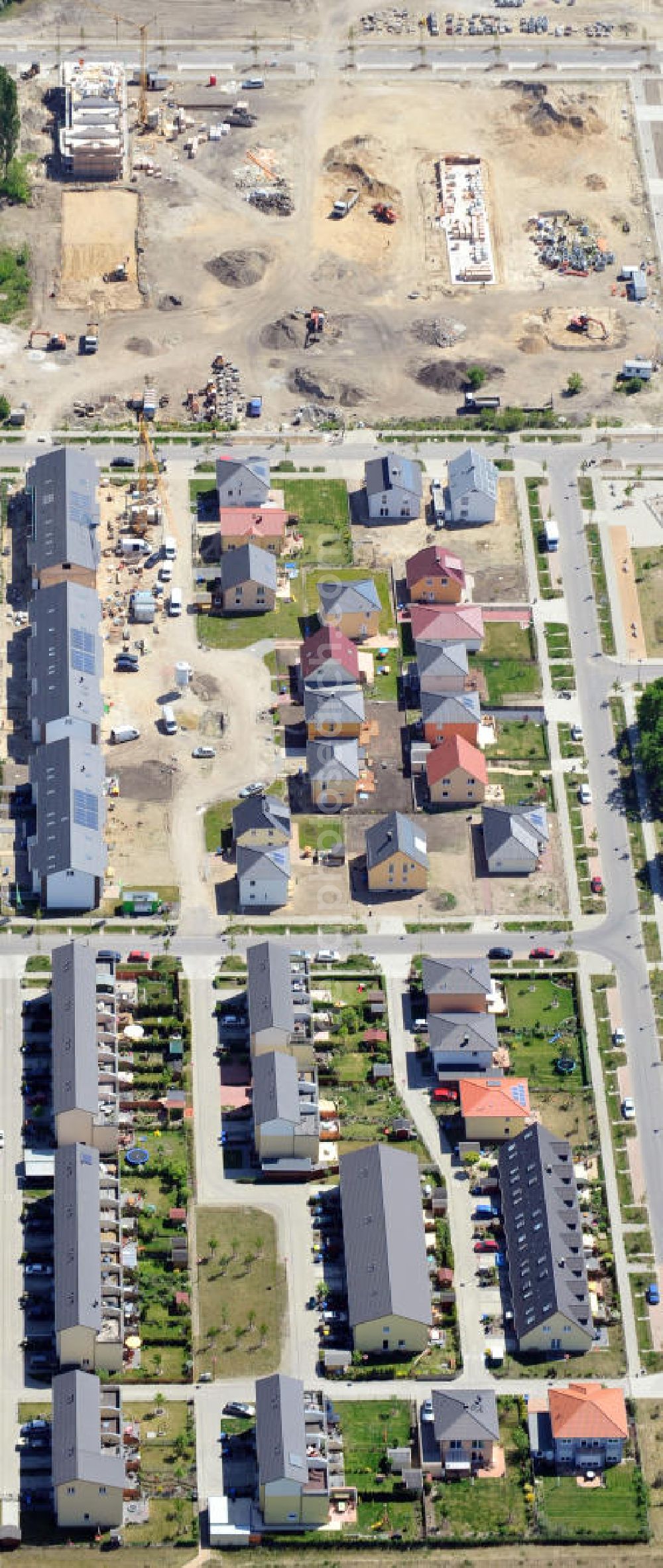 Berlin Karlshorst from above - Wohngebiet / Wohnpark Carlsgarten zwischen dem S-Bahnof und der Trabrennbahn Karlshorst. Housing area Carlsgarten between the rail station and the trotting course Karlshorst.