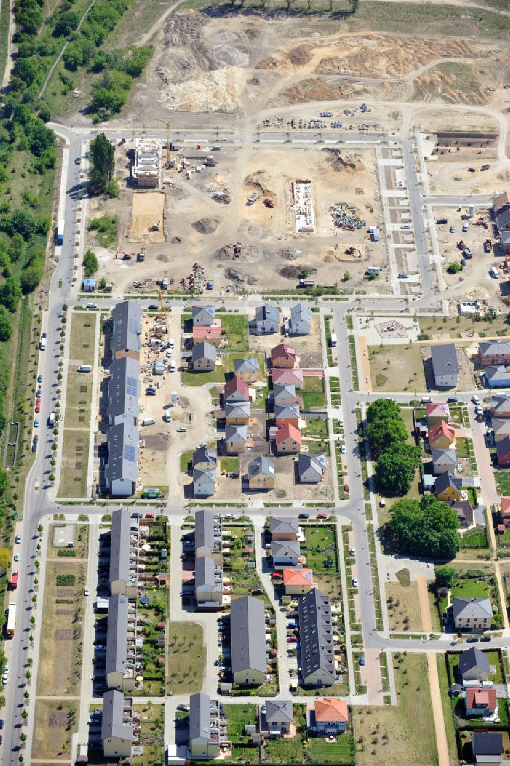 Berlin Karlshorst from the bird's eye view: Wohngebiet / Wohnpark Carlsgarten zwischen dem S-Bahnof und der Trabrennbahn Karlshorst. Housing area Carlsgarten between the rail station and the trotting course Karlshorst.