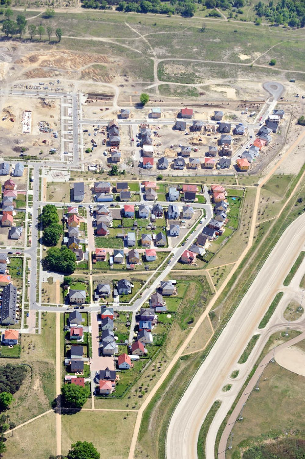 Aerial image Berlin Karlshorst - Wohngebiet / Wohnpark Carlsgarten zwischen dem S-Bahnof und der Trabrennbahn Karlshorst. Housing area Carlsgarten between the rail station and the trotting course Karlshorst.