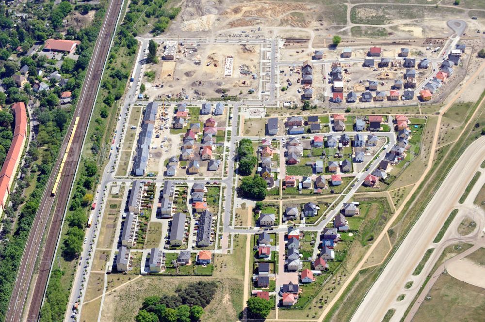 Aerial photograph Berlin Karlshorst - Wohngebiet / Wohnpark Carlsgarten zwischen dem S-Bahnof und der Trabrennbahn Karlshorst. Housing area Carlsgarten between the rail station and the trotting course Karlshorst.