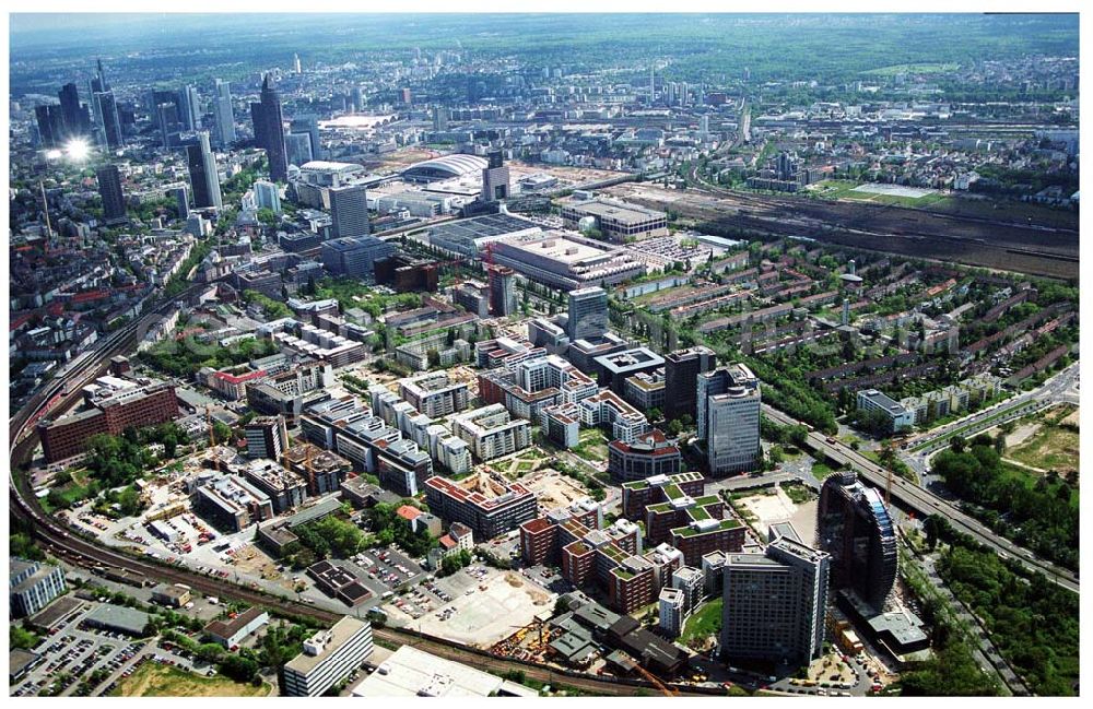 Frankfurt am Main from the bird's eye view: Wohnpark der HVB-Immobilien AG an der Theodor -Heuss-Allee in Frankfurt(Hessen). Neubau des Radisson SAS Hotels.