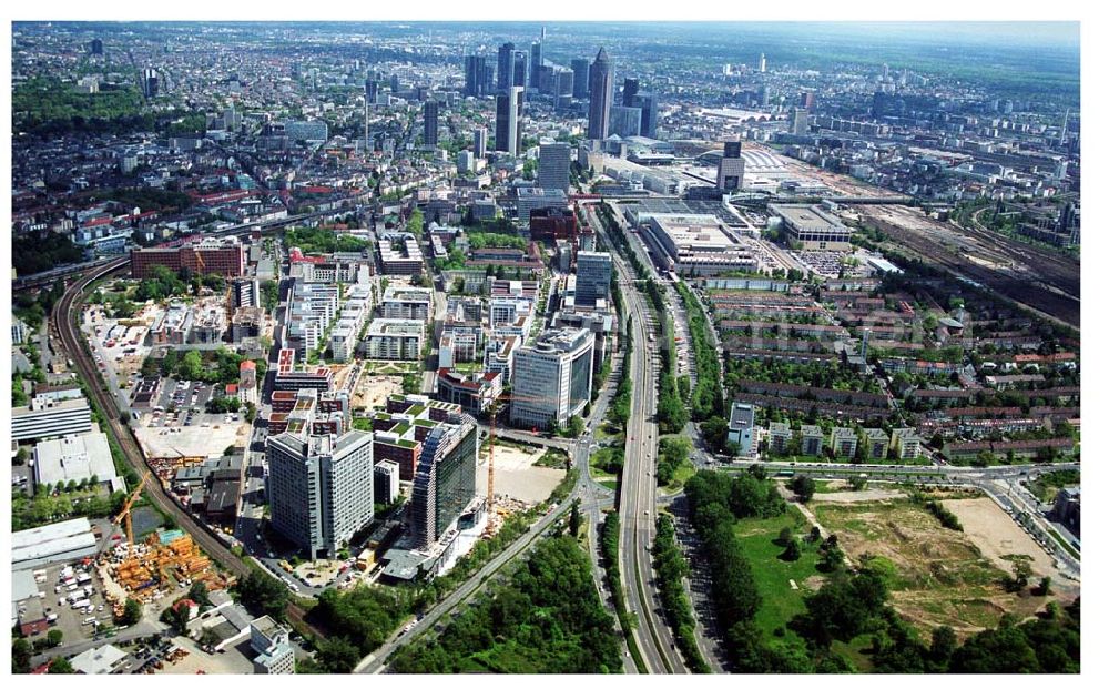 Frankfurt am Main from the bird's eye view: Wohnpark der HVB-Immobilien AG an der Theodor -Heuss-Allee in Frankfurt(Hessen). Neubau des Radisson SAS Hotels.