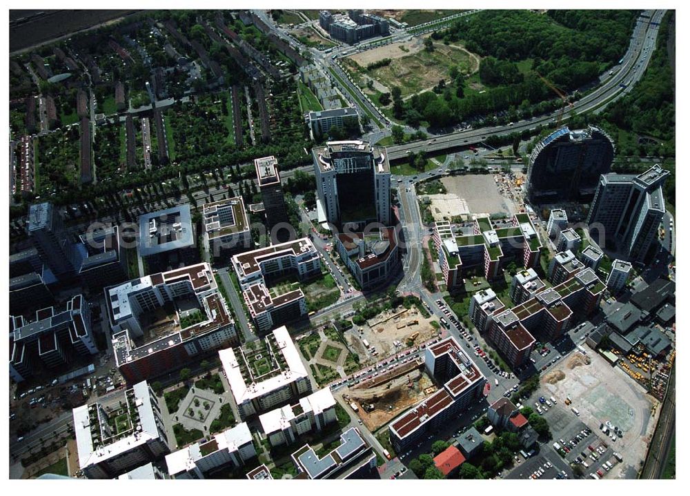 Aerial photograph Frankfurt am Main - Blick auf die Wohn- und Geschäftshaussiedlungen an der Theodor-Heuss-Allee in Frankfurt / Main mit dem Wohnpark der HVB Immobilien AG.