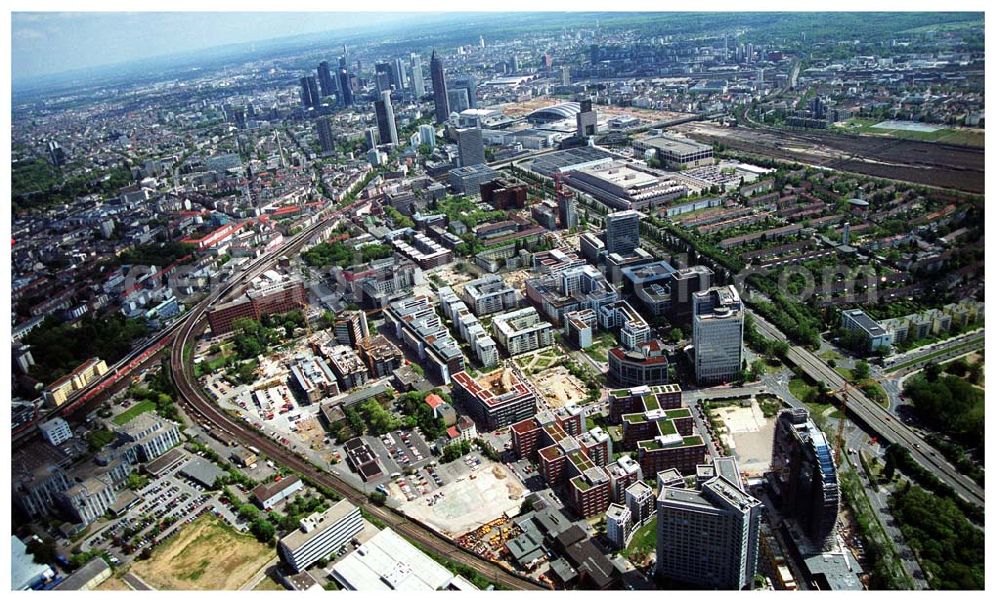 Frankfurt am Main from above - Blick auf die Wohn- und Geschäftshaussiedlungen an der Theodor-Heuss-Allee in Frankfurt / Main mit dem Wohnpark der HVB Immobilien AG.