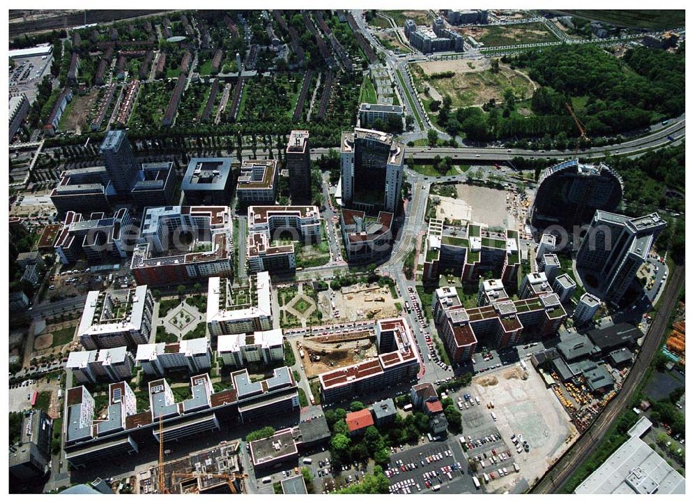 Aerial image Frankfurt am Main - Blick auf die Wohn- und Geschäftshaussiedlungen an der Theodor-Heuss-Allee in Frankfurt / Main mit dem Wohnpark der HVB Immobilien AG.