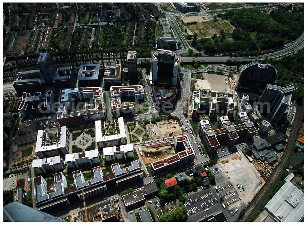 Aerial photograph Frankfurt am Main - Blick auf die Wohn- und Geschäftshaussiedlungen an der Theodor-Heuss-Allee in Frankfurt / Main mit dem Wohnpark der HVB Immobilien AG.