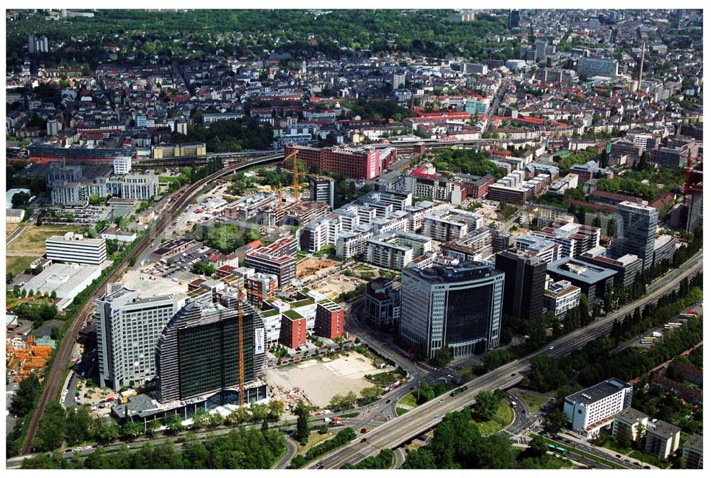 Frankfurt am Main from the bird's eye view: RADISSON SAS- Baustelle des Blue Heaven, das über 440 Zimmer und Suiten verfügen wird. Die Skyline des Frankfurter Westens wird mit dem Blue Heaven ein neues Markenzeichen bekommen: insgesamt 20 Stockwerke auf 96 Meter Höhe ragen als blaue Scheibe in den Himmel.