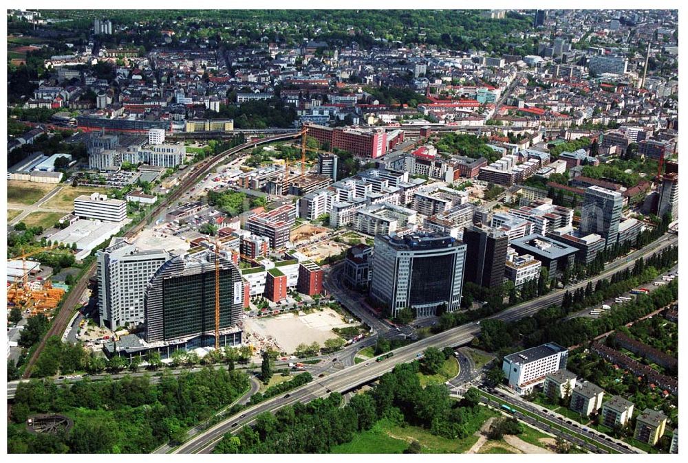 Aerial image Frankfurt am Main - RADISSON SAS- Baustelle des Blue Heaven, das über 440 Zimmer und Suiten verfügen wird. Die Skyline des Frankfurter Westens wird mit dem Blue Heaven ein neues Markenzeichen bekommen: insgesamt 20 Stockwerke auf 96 Meter Höhe ragen als blaue Scheibe in den Himmel.