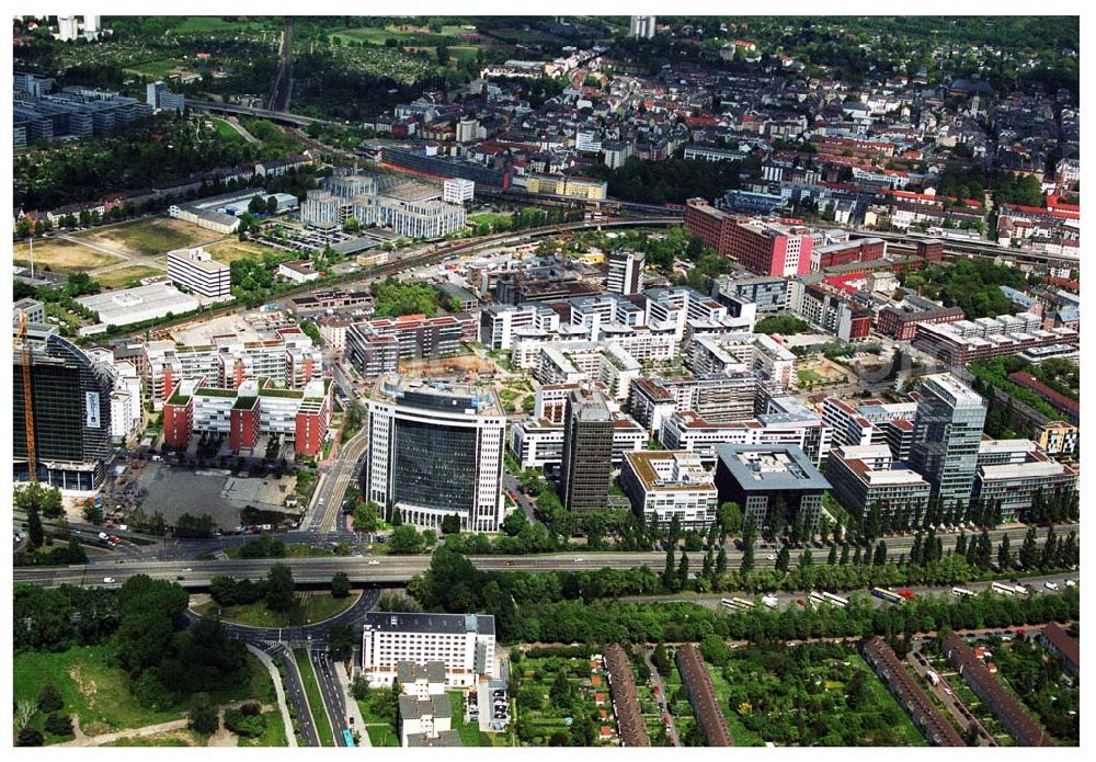 Aerial photograph Frankfurt am Main - Blick auf die Wohn- und Geschäftshaussiedlungen an der Theodor-Heuss-Allee in Frankfurt / Main mit dem Wohnpark der HVB Immobilien AG.