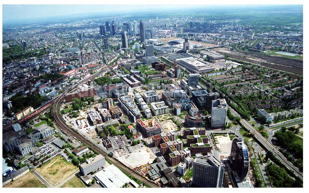 Frankfurt am Main from the bird's eye view: Blick auf die Wohn- und Geschäftshaussiedlungen an der Theodor-Heuss-Allee in Frankfurt / Main mit dem Wohnpark der HVB Immobilien AG.