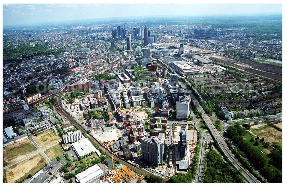 Aerial image Frankfurt am Main - Blick auf die Wohn- und Geschäftshaussiedlungen an der Theodor-Heuss-Allee in Frankfurt / Main mit dem Wohnpark der HVB Immobilien AG.