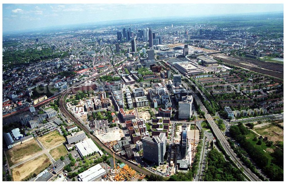 Aerial photograph Frankfurt am Main - Blick auf die Wohn- und Geschäftshaussiedlungen an der Theodor-Heuss-Allee in Frankfurt / Main mit dem Wohnpark der HVB Immobilien AG.