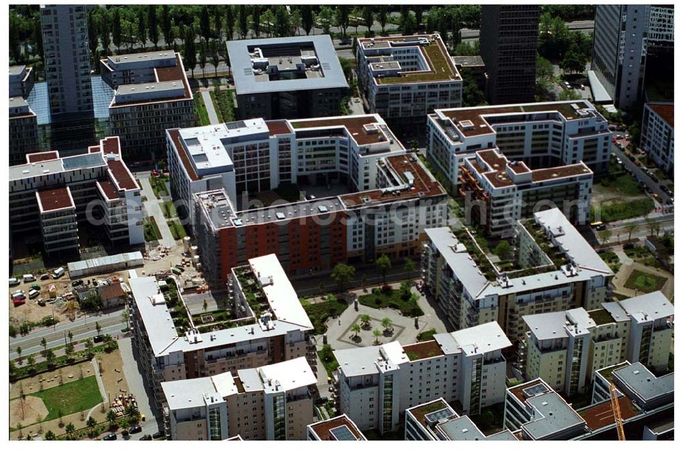 Frankfurt am Main from the bird's eye view: Blick auf die Wohn- und Geschäftshaussiedlungen an der Theodor-Heuss-Allee in Frankfurt / Main mit dem Wohnpark der HVB Immobilien AG.