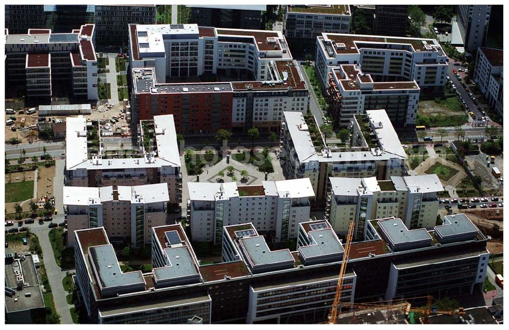 Aerial photograph Frankfurt am Main - Blick auf die Wohn- und Geschäftshaussiedlungen an der Theodor-Heuss-Allee in Frankfurt / Main mit dem Wohnpark der HVB Immobilien AG.