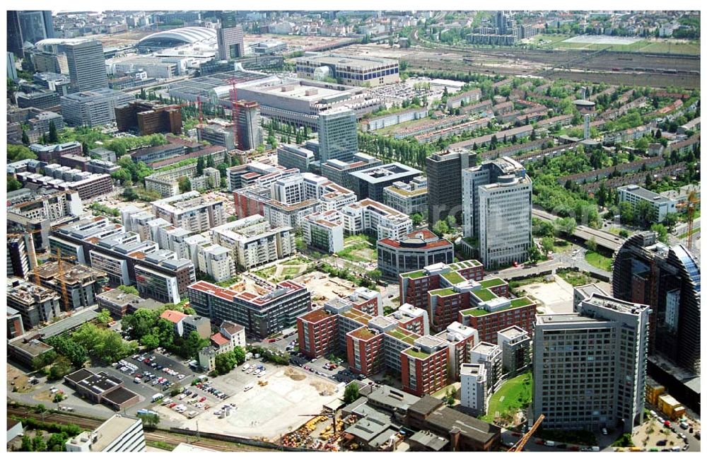 Frankfurt am Main from above - Blick auf die Wohn- und Geschäftshaussiedlungen an der Theodor-Heuss-Allee in Frankfurt / Main mit dem Wohnpark der HVB Immobilien AG.