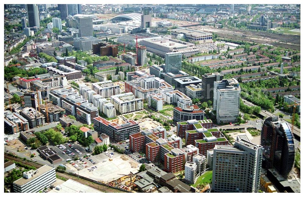 Frankfurt am Main from the bird's eye view: Blick auf die Wohn- und Geschäftshaussiedlungen an der Theodor-Heuss-Allee in Frankfurt / Main mit dem Wohnpark der HVB Immobilien AG.