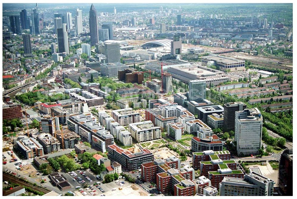 Frankfurt am Main from above - Blick auf die Wohn- und Geschäftshaussiedlungen an der Theodor-Heuss-Allee in Frankfurt / Main mit dem Wohnpark der HVB Immobilien AG.