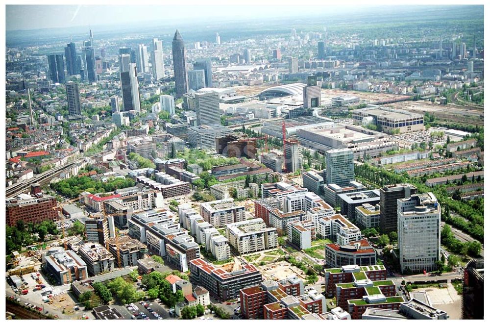 Frankfurt am Main from the bird's eye view: Blick auf die Wohn- und Geschäftshaussiedlungen an der Theodor-Heuss-Allee in Frankfurt / Main mit dem Wohnpark der HVB Immobilien AG.