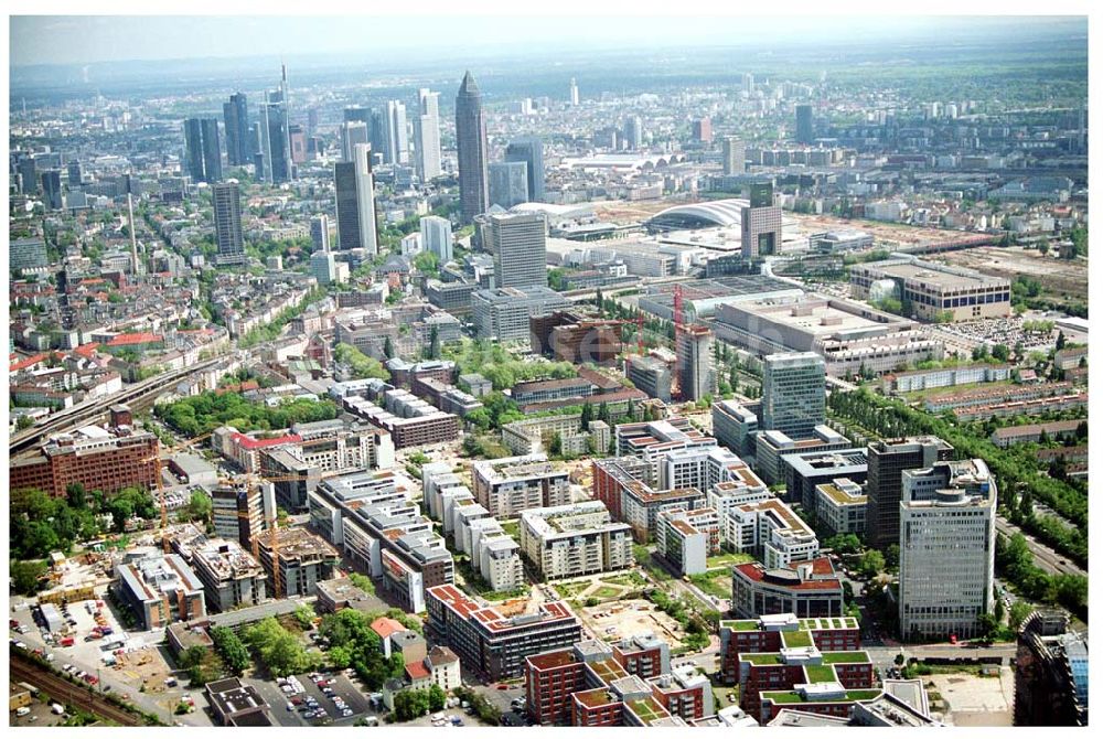 Aerial photograph Frankfurt am Main - Blick auf die Wohn- und Geschäftshaussiedlungen an der Theodor-Heuss-Allee in Frankfurt / Main mit dem Wohnpark der HVB Immobilien AG.