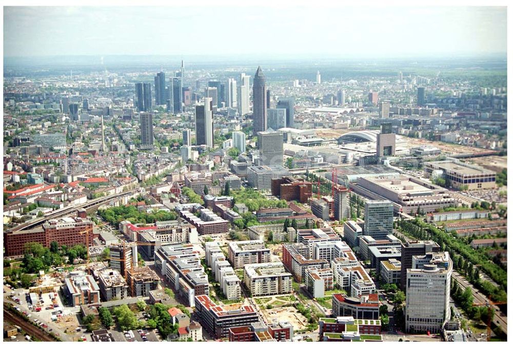 Frankfurt am Main from above - Blick auf die Wohn- und Geschäftshaussiedlungen an der Theodor-Heuss-Allee in Frankfurt / Main mit dem Wohnpark der HVB Immobilien AG.