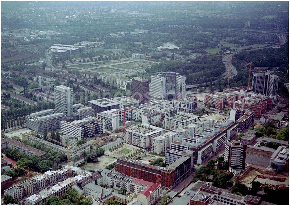 Frankfurt am Main from the bird's eye view: 24.07.2004 Wohnpark der HVB- Immobilien AG an der Theodor-Heuss-Allee in Frankfurt am Main (Hessen).