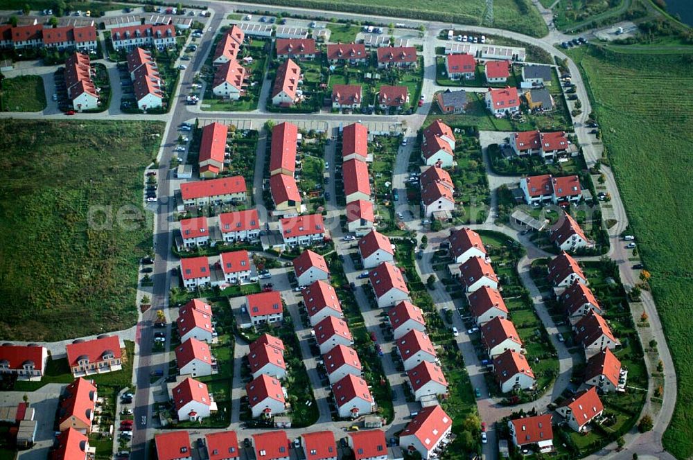 Aerial image Markranstädt / Sachsen - Wohnpark Markranstädt etwa 10 km südwestlich von Leipzig, am Westufer des Kulkwitzer Sees, die Stadt liegt nahe der Autobahn A9, Reihen- und Doppelhäusern mit vielen Grünanlagen, HVB Immobilien AG 04103 Leipzig