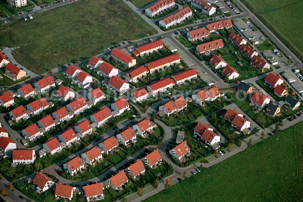 Aerial photograph Markranstädt / Sachsen - Wohnpark Markranstädt etwa 10 km südwestlich von Leipzig, am Westufer des Kulkwitzer Sees, die Stadt liegt nahe der Autobahn A9, Reihen- und Doppelhäusern mit vielen Grünanlagen, HVB Immobilien AG 04103 Leipzig