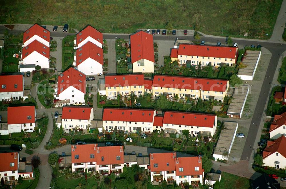 Markranstädt / Sachsen from above - Wohnpark Markranstädt etwa 10 km südwestlich von Leipzig, am Westufer des Kulkwitzer Sees, die Stadt liegt nahe der Autobahn A9, Reihen- und Doppelhäusern mit vielen Grünanlagen, HVB Immobilien AG 04103 Leipzig