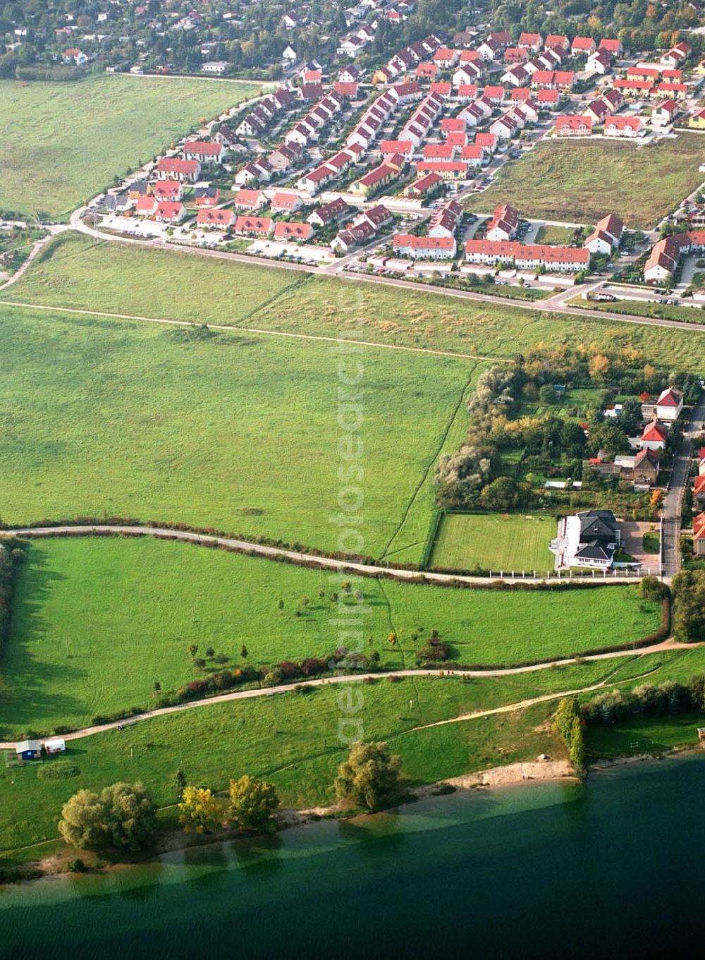 Markranstädt / Sachsen from the bird's eye view: Wohnpark Markranstädt etwa 10 km südwestlich von Leipzig, am Westufer des Kulkwitzer Sees, die Stadt liegt nahe der Autobahn A9, Reihen- und Doppelhäusern mit vielen Grünanlagen, HVB Immobilien AG 04103 Leipzig