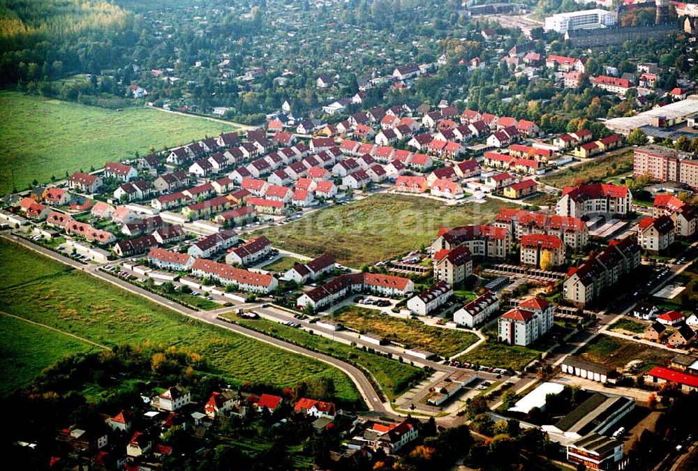 Aerial image Markranstädt / Sachsen - Wohnpark Markranstädt etwa 10 km südwestlich von Leipzig, am Westufer des Kulkwitzer Sees, die Stadt liegt nahe der Autobahn A9, Reihen- und Doppelhäusern mit vielen Grünanlagen, HVB Immobilien AG 04103 Leipzig