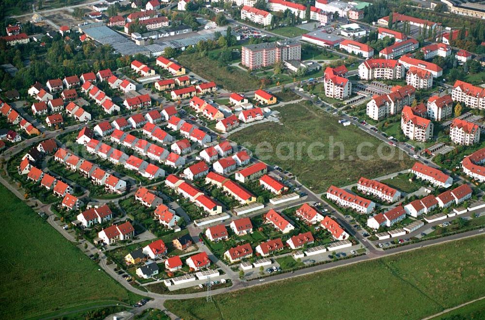 Aerial photograph Markranstädt / Sachsen - Wohnpark Markranstädt etwa 10 km südwestlich von Leipzig, am Westufer des Kulkwitzer Sees, die Stadt liegt nahe der Autobahn A9, Reihen- und Doppelhäusern mit vielen Grünanlagen, HVB Immobilien AG 04103 Leipzig