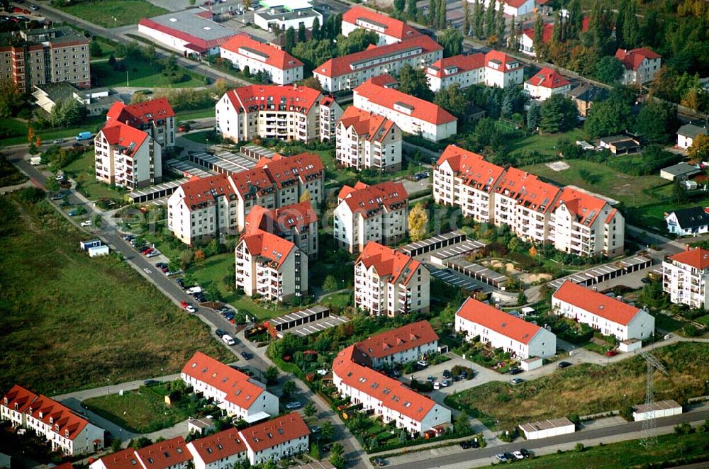 Markranstädt / Sachsen from above - Wohnpark Markranstädt etwa 10 km südwestlich von Leipzig, am Westufer des Kulkwitzer Sees, die Stadt liegt nahe der Autobahn A9, Reihen- und Doppelhäusern mit vielen Grünanlagen, HVB Immobilien AG 04103 Leipzig